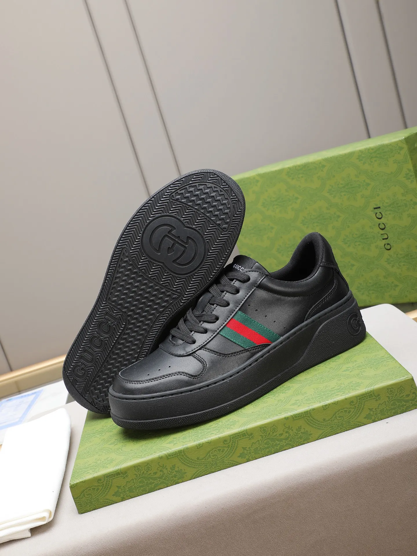 PP420 new men's shoes GUCCI fashion trend, made of first-layer calfskin➕breathable mesh lining! The foot feels super comfortable and the workmanship is impeccable. The original ultra-light outsole, size: 38-44 (45 customized), 5 colors to choose from!